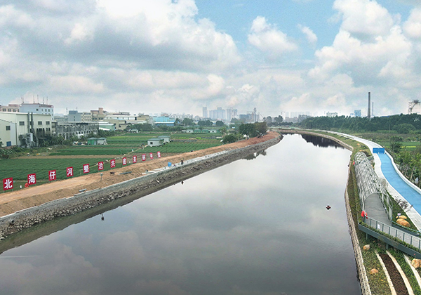 “全河段、全流域、全天候、生態(tài)修復(fù)”治理原則<br />
<br />
按照“控源截污→內(nèi)源清淤→補水活源(生態(tài)補水)→堤防整治→生態(tài)修復(fù)”的總體思路。